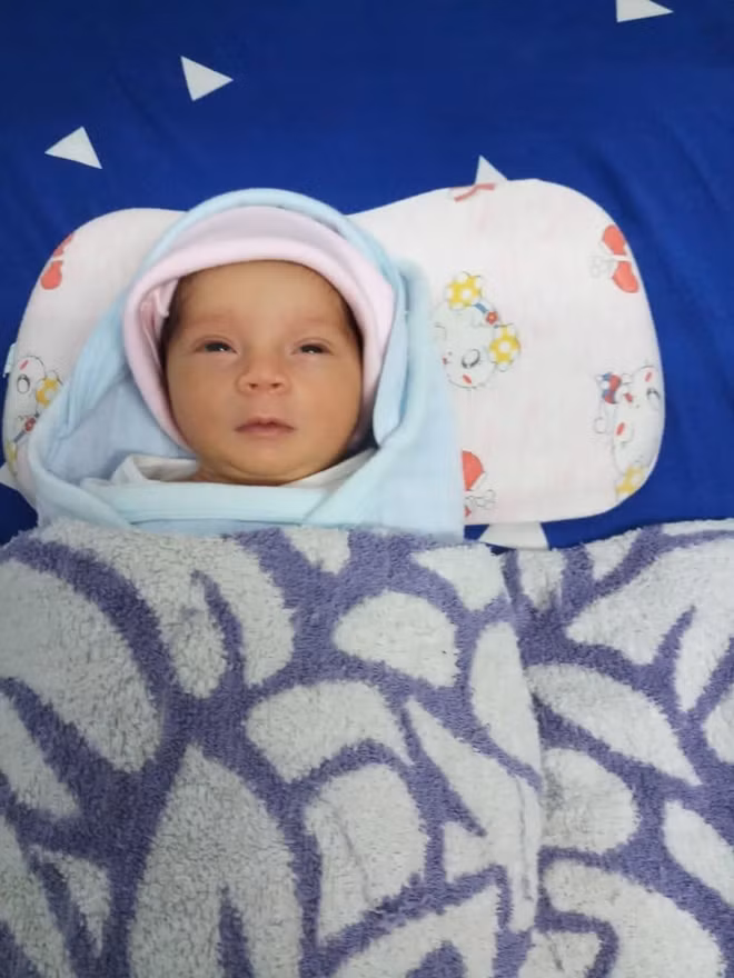 Hiện sức khỏe của bé gái bình thường.