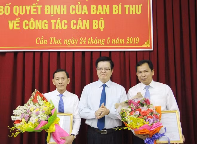 Đồng chí Mai Văn Chính, trao quyết định và tặng hoa chúc mừng 2 đồng chí Võ Thành Thống và Lê Quang Mạnh.