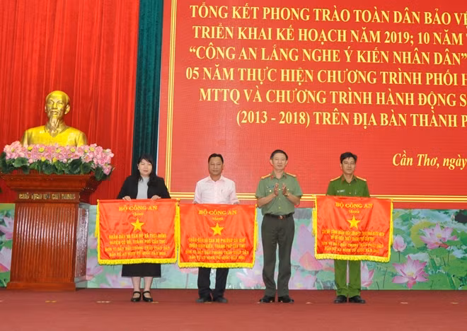 Lãnh đạo Cục Xây dựng phong trào bảo vệ ANTQ, trao Cờ thi đua của Bộ Công an, tặng các tập thể tiêu biểu.
