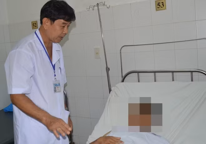 Nam bệnh nhân bị đứt lìa "của quý" đang được điều trị tại BVĐKTƯ Cần Thơ.