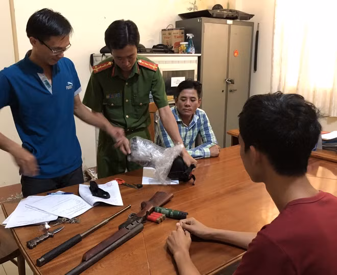 Đối tượng Gấm (áo ca-rô), tại Công an huyện Phú Tân (Cà Mau).