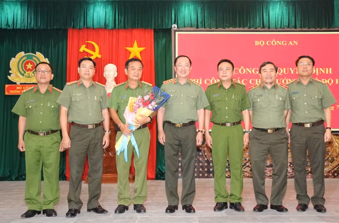 Thứ trưởng Nguyễn Văn Thành cùng các đại biểu tại buổi lễ.
