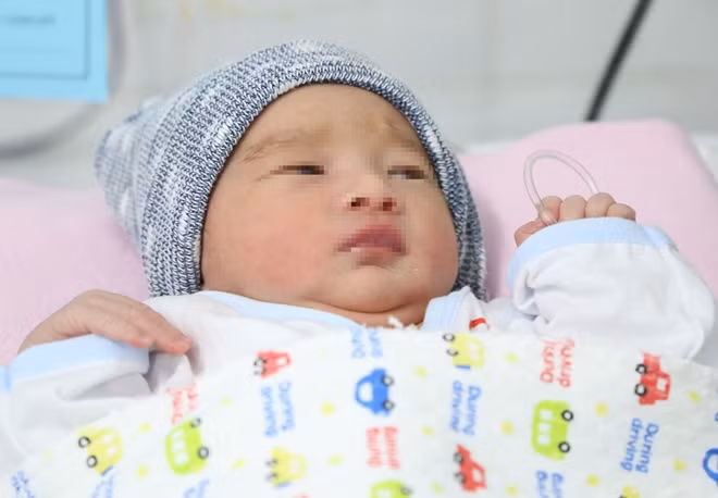 Em bé chào đời an toàn trong niềm vui của mọi người.