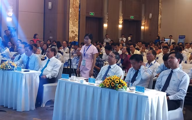 Các đại biểu tham dự lễ khai trương.