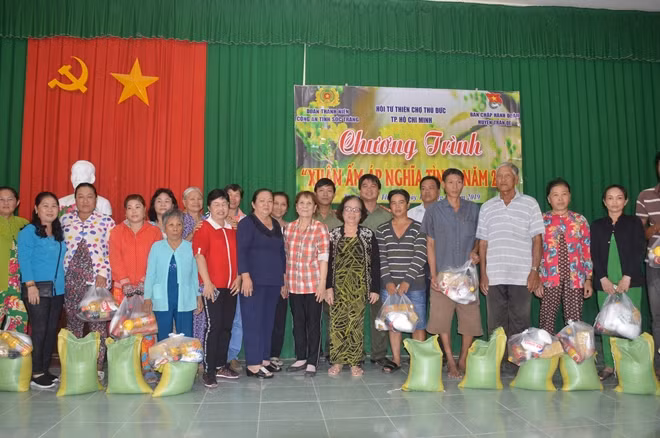 Tuổi trẻ Công an Sóc Trăng và Hội từ thiện chợ Thủ Đức (TP Hồ Chí Minh), tặng quà các gia đình khó khăn xã Thạnh Thới Thuận, huyện Trần Đề.