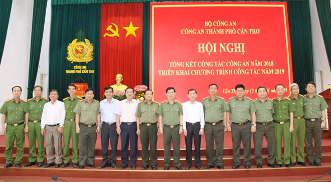 Thứ trưởng Nguyễn Văn Sơn, cùng lãnh đạo UBND TP Cần Thơ và các đại biểu tham dự Hội nghị.