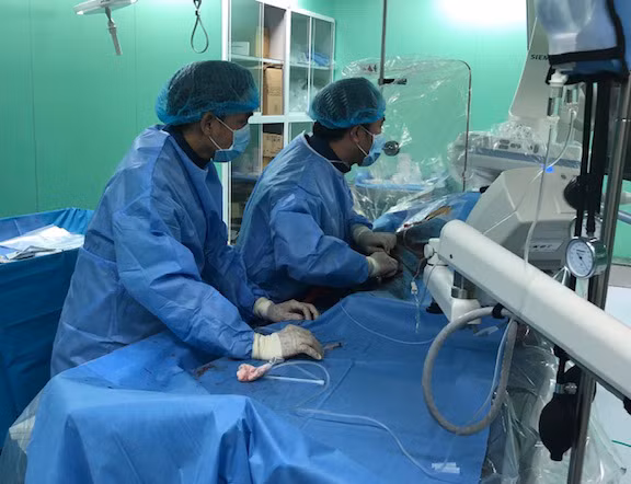 Các BS của BVĐKTƯ Cần Thơ đang can thiệp cho bệnh nhân Chợ.