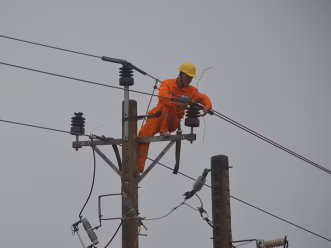 Công nhân điện lực Bạc Liêu đang khắc phục sự cố đường dây do lốc xoáy gây ra.