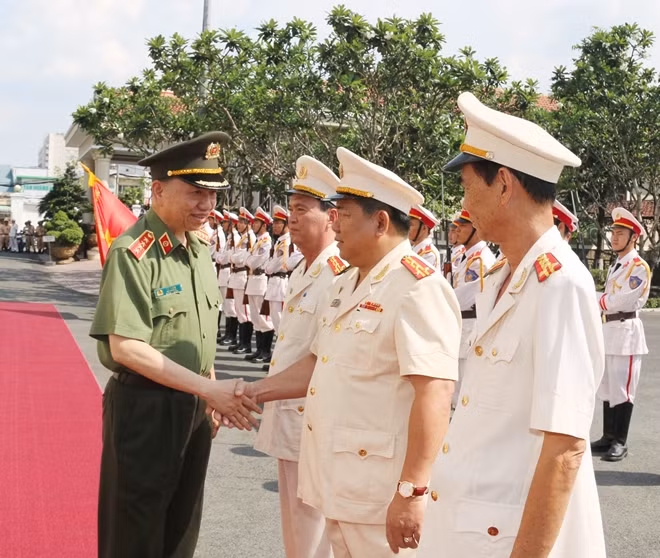 Bộ trưởng Tô Lâm duyệt đội danh dự Công an TP Cần Thơ.