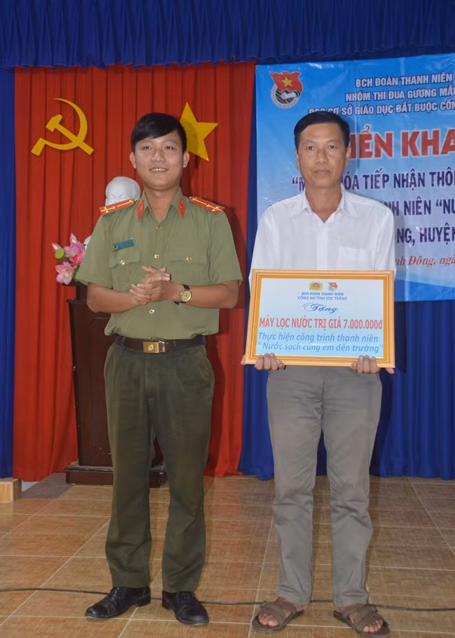 Trao máy lọc nước sạch cho Trường Tiểu học trên địa bàn xã.