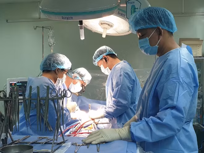 Các BS đang phẫu thuật tim cho bệnh nhân Ngự.