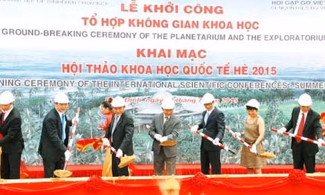 Phó Thủ tướng Vũ Đức Đam cùng các đại biểu thực hiện nghi thức khởi công.