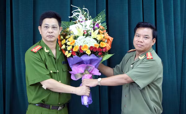 Đại tá Đỗ Đình Hào, Giám đốc Công an tỉnh Hưng Yên trao 10 triệu đồng cho Phòng Cảnh sát hình sự.