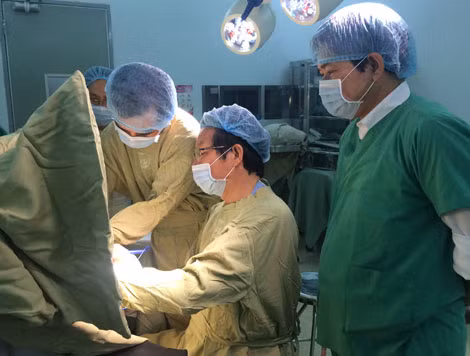 Ê kíp bác sĩ đang thực hiện ca mổ áp - xe cho một bệnh nhân. Ê kíp bác sĩ đang thực hiện ca mổ áp - xe cho một bệnh nhân.