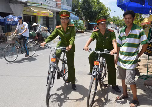 Khi có việc xuống địa bàn tiếp xúc với người dân, trực tiếp Trung tá Tạ Phương Kiều cũng đạp xe đạp làm gương cho cán bộ chiến sĩ.
