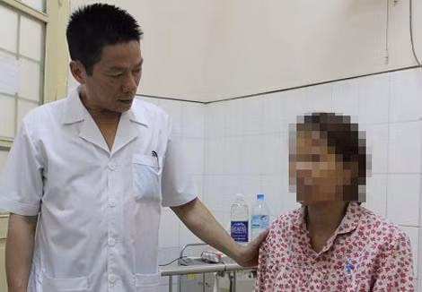 Bác sĩ Lương Quốc Khải, Trưởng khoa Đẻ, Bệnh viện Phụ sản Hà Nội, thăm bệnh nhân N.T.H.