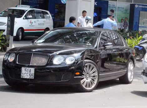 Hiện trường vụ va chạm giữa siêu xe và taxi giữa trung tâm thành phố.