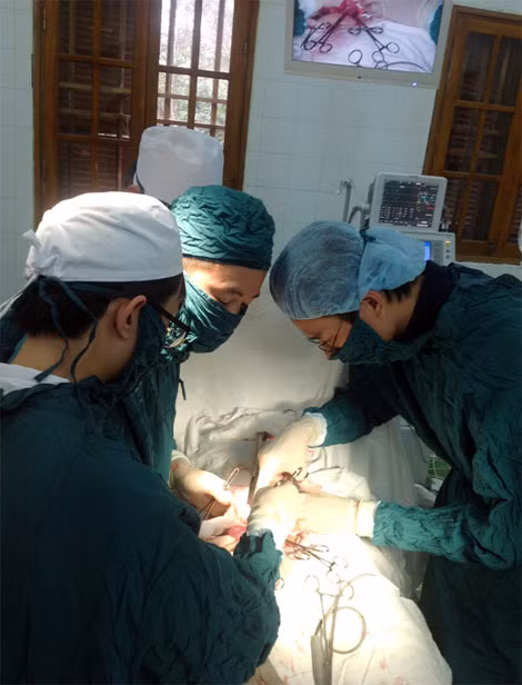 Các bác sĩ Bệnh viện đa khoa huyện đảo Bạch Long Vĩ thực hiện ca mổ.