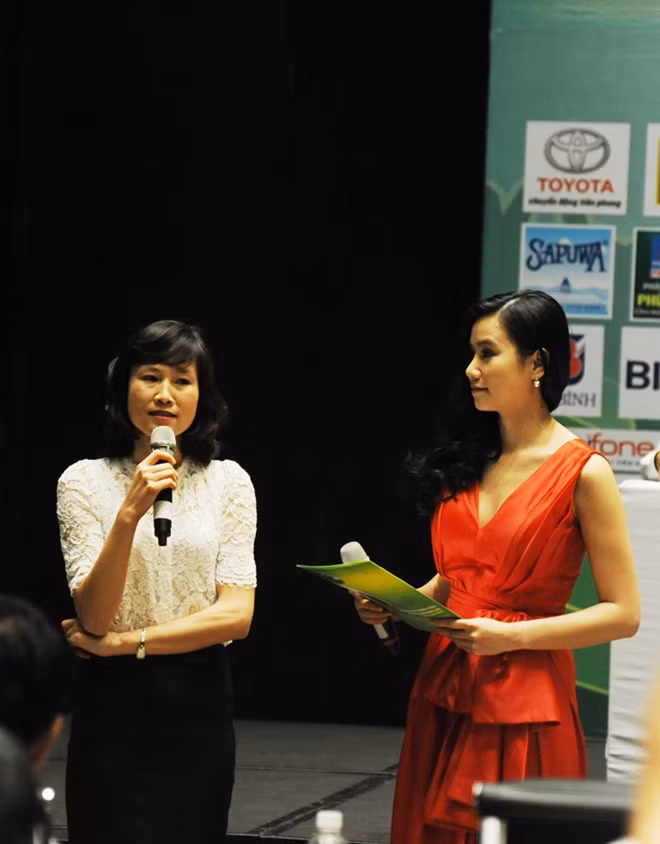 Nữ quả bóng vàng 2008 Ngọc Châm chia sẻ tại buổi họp báo.