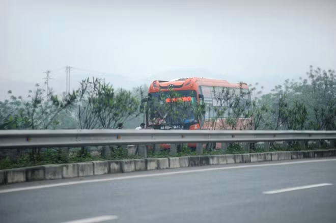 Xe khách dừng đỗ sai quy định để đón khách trên cao tốc Nội Bài - Lào Cai.