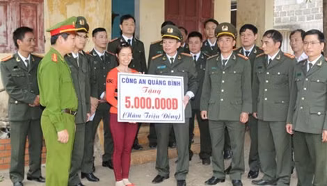 Đại diện lãnh đạo Công an tỉnh trao quà cho người dân huyện đảo Cồn Cỏ.
