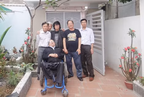 Nhà thơ Đỗ Trọng Khơi cùng nhà soạn kịch Nguyễn Long Khánh (áo đen, đứng thứ 2 từ phải sang) và bạn bè.