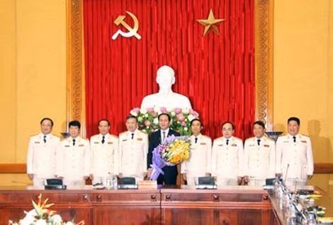 Lãnh đạo Bộ Công an tặng hoa chúc mừng Chủ tịch nước Trần Đại Quang.