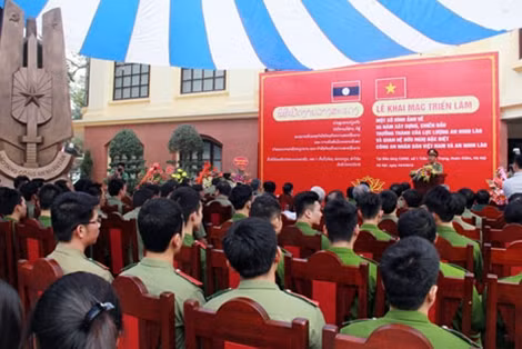 Đông đảo lực lượng Công an Việt Nam và An ninh lào dự lễ khai mạc triển lãm.