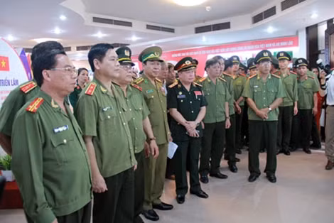 Các đại biểu tham qua triển lãm.