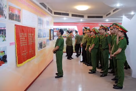 Thế hệ trẻ CAND tham quan triển lãm.