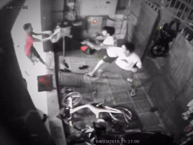 Một đối tượng sử dụng cây quạt đứng nhà anh Điều để đánh anh Điều