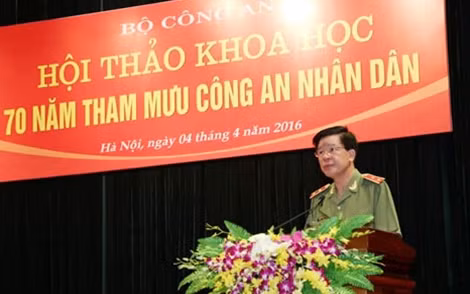 Trung tướng, TS Nguyễn Danh Cộng, Chánh Văn phòng Bộ Công an trình bày báo cáo Đề dẫn Hội thảo.