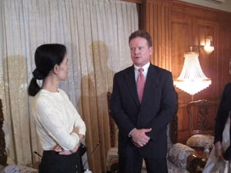 Thượng nghị sĩ Mỹ Jim Webb đến thăm bà Aung San Suu Kyi năm 2009.