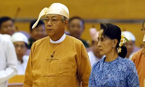 Bà Aung San Suu Kyi cùng Tổng thống Htin Kyaw tại lễ tuyên thệ nhậm chức ở Quốc hội.
