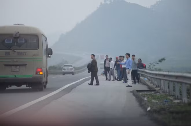 Xe khách dừng đỗ khi có người dân đứng bắt xe.