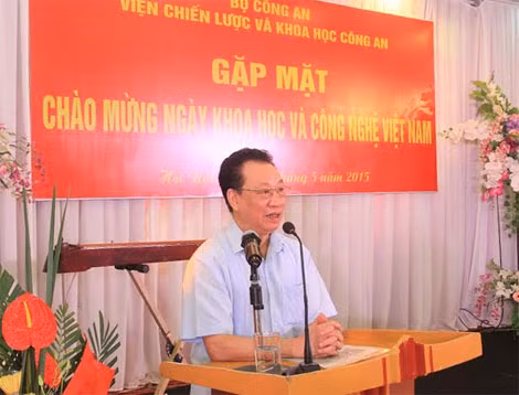 GS.TS Phùng Hữu Phú, Phó Chủ tịch Thường trực Hội đồng lý luận Trung ương phát biểu tại buổi gặp mặt chào mừng Ngày Khoa học và Công nghệ Việt Nam của Viện Chiến lược và Khoa học Công an