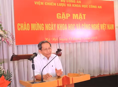 Thiếu tướng, PGS.TS Lê Văn Cương, nguyên Viện trưởng Viện Chiến lược và Khoa học Công an trao đổi, góp ý về công tác nghiên cứu và thông tin khoa học tại buổi gặp mặt.