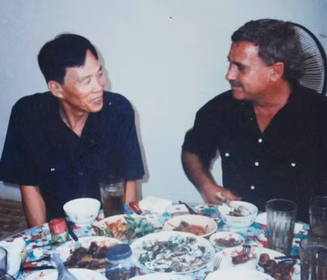 Một cựu binh Mỹ tìm gặp Tám Vị năm 1991 tại Bến Tre.
