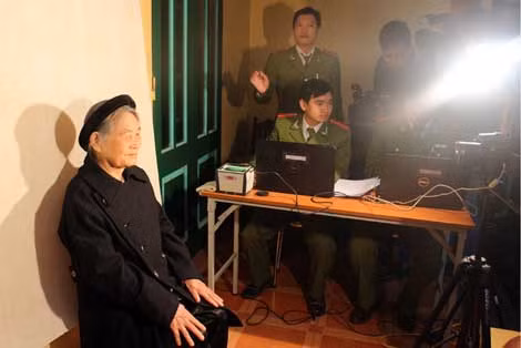 Chụp ảnh cho cụ Điểm.