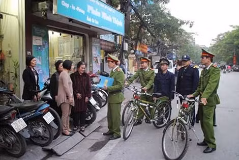 Công an phường Cống Vị, quận Ba Đình, Hà Nội thường xuyên tuần tra xuống địa bàn, đảm bảo ANTT trong dịp Tết.
