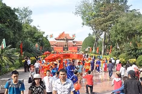 Đông đảo người dân địa phương và du khách đến dự lễ kỷ niệm.