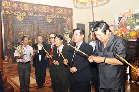 Lãnh đạo tỉnh Bình Định dâng hương tại Điện thờ Tây Sơn tam kiệt. Ảnh: Văn Lưu