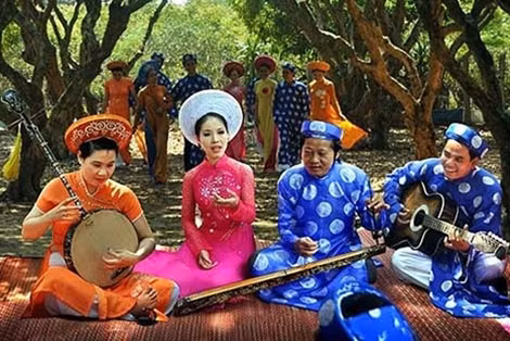 Cồn Thới Sơn tấp nập đông vui.