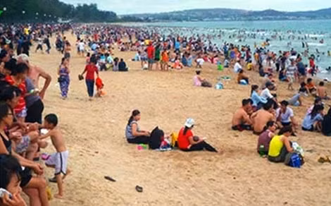Biển Phan Thiết tràn ngập du khách.