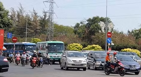 Đường về Vũng Tàu chật cứng người xe.