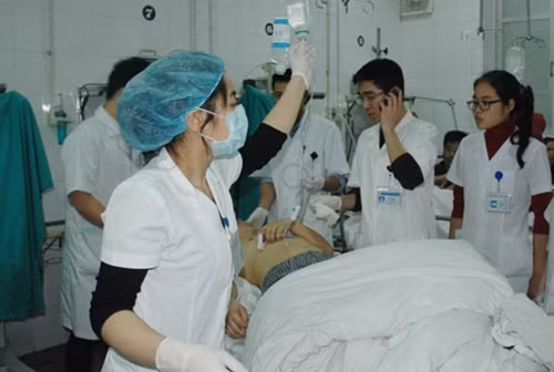 Cấp cứu một ca tai nạn giao thông ở BV Việt Đức.