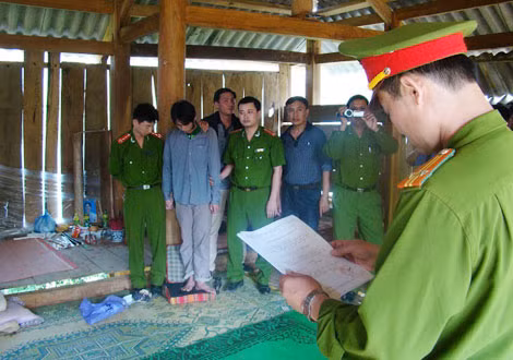 Cơ quan Cảnh sát điều tra đọc lệnh bắt đối tượng Vì Văn Khiêm.