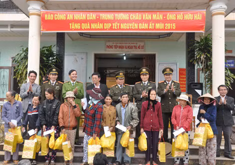 Người dân vùng quê cát anh hùng Bình Sa vui mừng nhận quà tặng chương trình “Tết vì người nghèo Ất Mùi”.