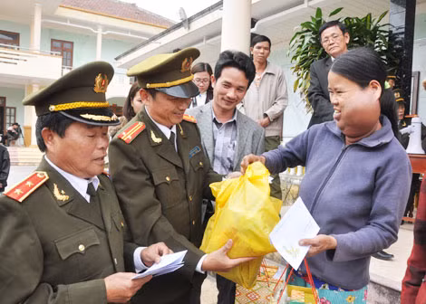 Trung tướng Châu Văn Mẫn và đại diện Báo CAND tặng quà người tàn tật ở xã Bình Sa.