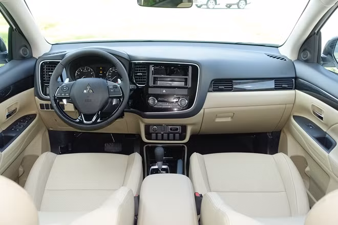Nội thất Mitsubishi Outlander 7 chỗ